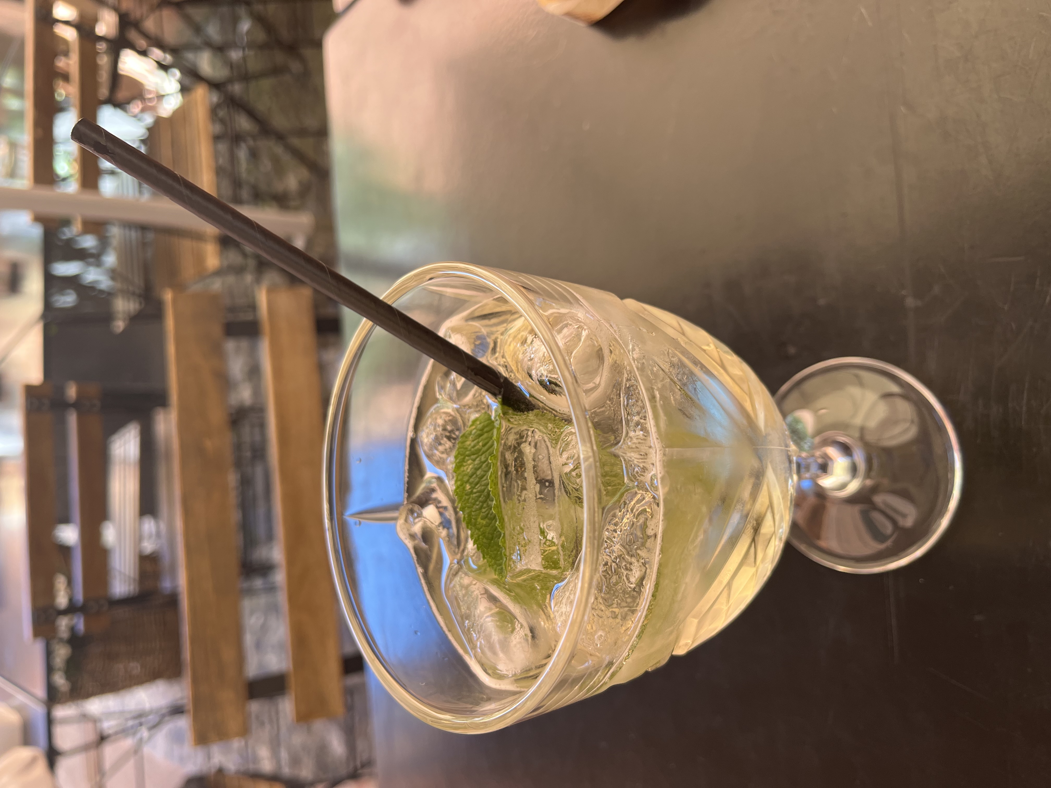 Hugo cocktail di Nerone sul tavolo in pietra scura